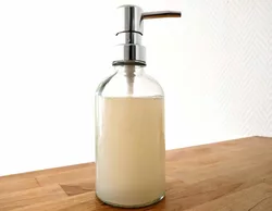 Utilisez du savon à vaisselle liquide avec de l'eau